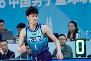 打篮球的沃尔