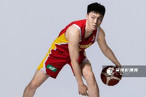 媒体人谈胡明轩当旗手:这是团部对中国男篮的激励和信任