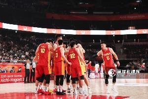 记者:日本后卫善调动中锋 中国后卫低迷手感和中投命中率陷死循环