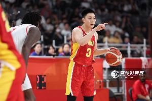 解说:以目前的形势 本场需把进攻交给胡明轩的投篮来奋力一搏了