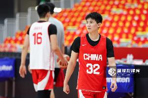 媒体人:中国男篮换防混乱、人对不上 日本男篮的持球进攻没压力