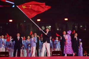 亚运开幕式中国代表团入场:胡明轩和吴愉担任旗手,共815人参赛