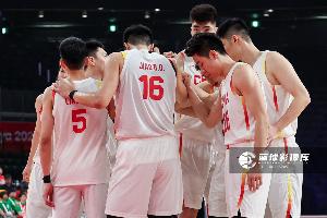 杨鸣:男篮进攻毫无章法防守退而不守 能力&配合&斗志&心态都不行
