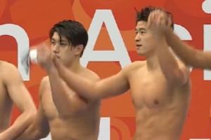 前两棒落后3秒47！张展硕最后一棒游出1:42.92，比对手快了2.77秒