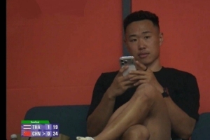上赛季MVP！贺希宁现场观战亚运会女排半决赛中国VS泰国的比赛