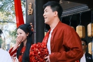 整活！郭艾伦上节目中体验成亲环节 与美女主持刘一一上演互动