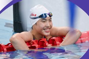 亚运会女子400米个人混合泳决赛：13岁于子迪夺金 15岁柯雯曦摘银