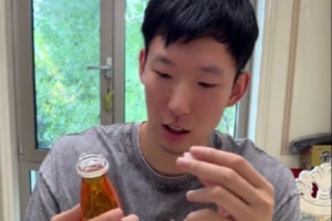 周琦晒Vlog：可以是第一次做月饼 还算成功祝大家中秋快乐！