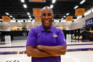 湖人官方：任命德里恩·霍顿担任新赛季的主场播报员
