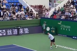 恶劣行为！上海大师赛资格赛阿特马纳将球拍砸向看台，随后退赛