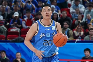 跨界联动！翟晓川来到中网现场 为亚历山德洛娃的女单比赛挑边