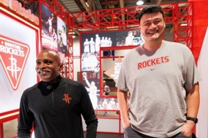 老队友重逢！姚明与“老猫” 莫布里参观中国澳门NBA展馆