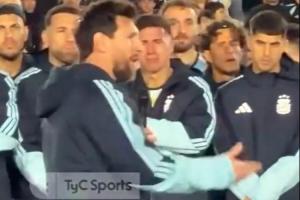太伤心了！TYC实拍：梅西面对着队友发言，恩佐盯着梅西一直哭