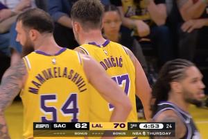 差点被驱逐？东契奇被新秀连续对抗 不满用球砸对手 裁判没吹T