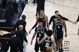追梦:文班亚马再强也不能每回合替队友擦屁股 马刺三后卫有隐患