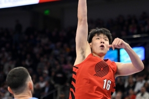 开拓者本场三位替补中锋数据对比 杨瀚森占据明显优势