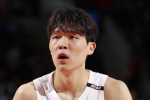 媒体人：杨瀚森大概率是第三中锋 但球队常规轮换看着只需俩中锋