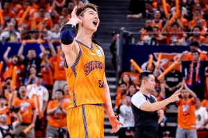 媒体人：本赛季上海前场实力削弱 王哲林注定要在前场担更多责任