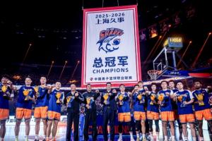 荣耀之夜！CBA揭幕战赛前 上海男篮获颁总冠军戒指+主场升旗