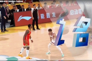 这球够难！塔克突破滑翔欲劈扣遭遇犯规仍将球上篮打进