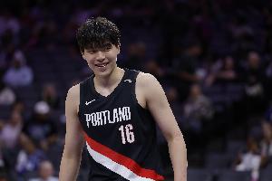 拓记：杨瀚森似乎已在竞争中压过卡尔森 赢得开拓者中锋轮换时间