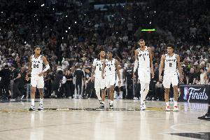 不在一个层级！马刺首节内外开花轰下42分 领先国王24分之多！