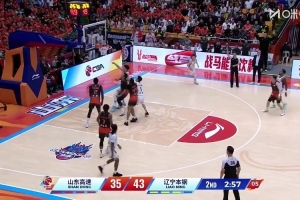 鄢手骐突破妙传爱德华兹命中三分 杨鸣：鄢手骐这球转移得好！