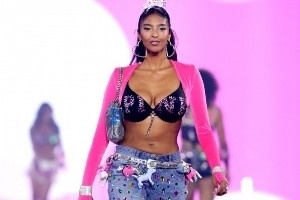 气场全开！科比大女儿娜塔莉亚迎维密首秀 黑色文胸亮粉披肩惊艳
