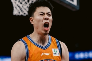 媒体人：张镇麟防守端死掐里勒同时砍28分 廖三宁34分对飙古德温