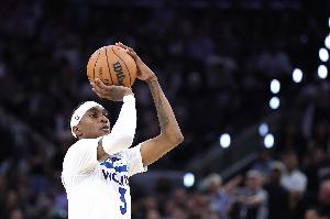 Scotto：麦克丹尼尔斯剩三年全额保障合同获提前续约 NBA历史首人