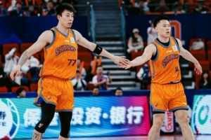记者：张镇麟、李弘权、刘铮组成的锋线是上海男篮力争卫冕的底气