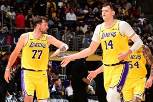东契奇谈与中锋搭档：练得越多 对挡拆的感觉就越到位！
