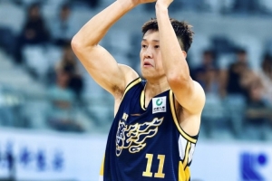 老大哥在场上干哈呢？周鹏半场毫无状态 8中1&三分4中1