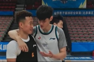北京vs深圳赛前踩场训练 贺希宁与曾凡博聊上悄悄话了