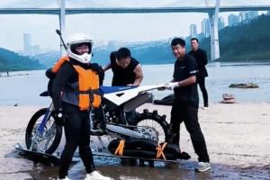 网友质疑摩托冲浪不难，张雪机车负责人：会拍纪录片，没那么简单