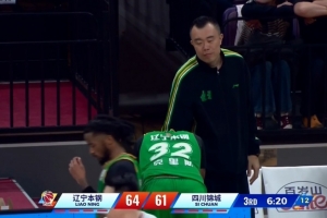 韩德君无奈了！克里斯三分钟3犯&三节仅4分钟犯满 上场刚被罚5万