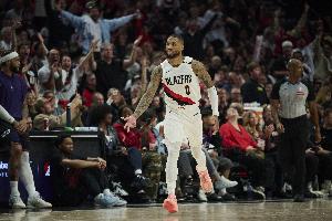 手感不算好！利拉德半场10中3拿到8分2板1助 2次失误