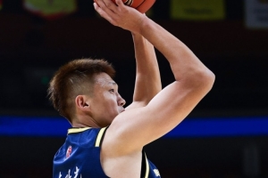 媒体人：37岁的周鹏一边顶中锋 一边命中杀死比赛的三分球！