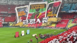 霸气十足！看台视角视频：蓉城主场摆出tifo“冠军入袋”迎战英博