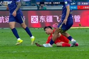 岳鑫倒地铲球后抬脚过高踩中黄嘉辉大腿，VAR介入改判直红