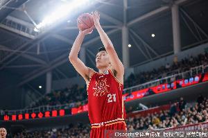 高度优势明显！刘传兴半场6中3拿到8分5板1断 3前场板