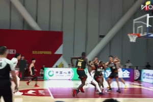 篮下禁飞区！深圳外援巴吉身后双手残暴钉板大帽里勒