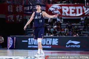 媒体人：主教练给徐昕的战术安排太少了 后者现在打得像个蓝领
