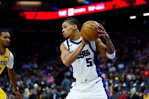 疯狂抡！阿卡夫前三场合计出手74次 创NBA合并后新纪录&此前属KD