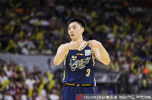 不准失误还多！胡明轩半场3投0中仅得3分1助2断另4失误 正负值-21
