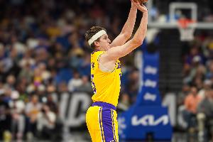 里夫斯:我当时刚好处于空位 东契奇传球给我 我就是自信出手
