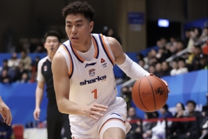 小李飞刀！李添荣半场替补9分钟 三分5中4贡献14分3板2助！
