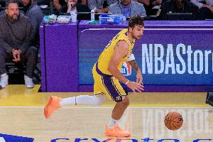 东契奇在多支球队单场至少50分10助 NBA历史第二人&比肩张伯伦