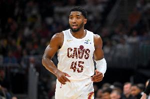 效率不高！米切尔半场10中3仅拿9分5板3助1断