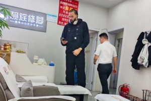 入乡随俗！网友在洗脚店偶遇上海外援麦基